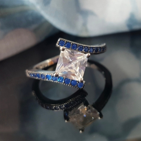 925 Sterling Silver Ring - Picture 5 of 11